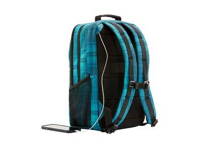 Ein blau und schwarz karierter Rucksack mit einem externen USB-Kabel, das in die Seitentasche eines Smartphones eingesteckt ist und für das Aufladen von Geräten unterwegs konzipiert wurde.