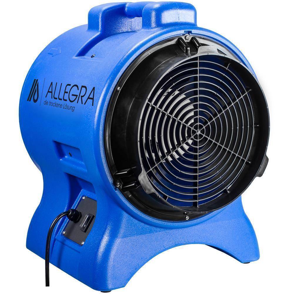 Blauer Allegra Industrie-Ventilator mit großem Frontgitter und Stromkabel, dargestellt auf weißem Hintergrund.