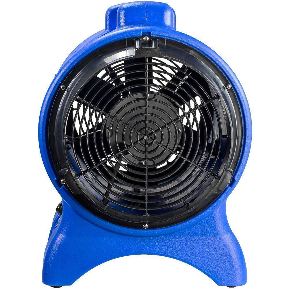 Blauer tragbarer elektrischer Ventilator oder Gebläse mit schwarzem Frontgitter auf weißem Hintergrund.