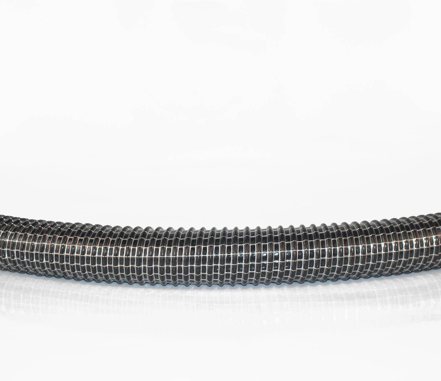 Nahaufnahme eines flexiblen gewellten Metallschlauchs oder Rohrs, das horizontal auf weißem Untergrund angeordnet ist.