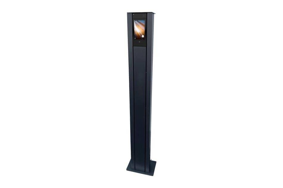 Hohes schwarzes Kiosk- oder Digital-Display-Ständer mit einem kleinen Bildschirm in der Nähe der Oberseite, vor weißem Hintergrund dargestellt.