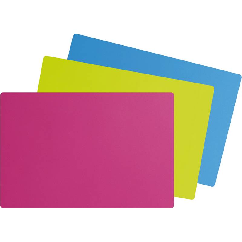 Stapel von drei leeren, farbenfrohen Karten oder Papieren: Magenta vorne, Limettengrün in der Mitte, Blau hinten, leicht versetzt auf weißem Hintergrund