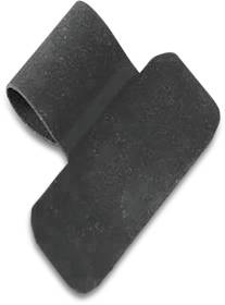 Schwarze L-förmige Schaumstoff-Rohrisolierung Elbogenfitting auf einfachem Hintergrund.