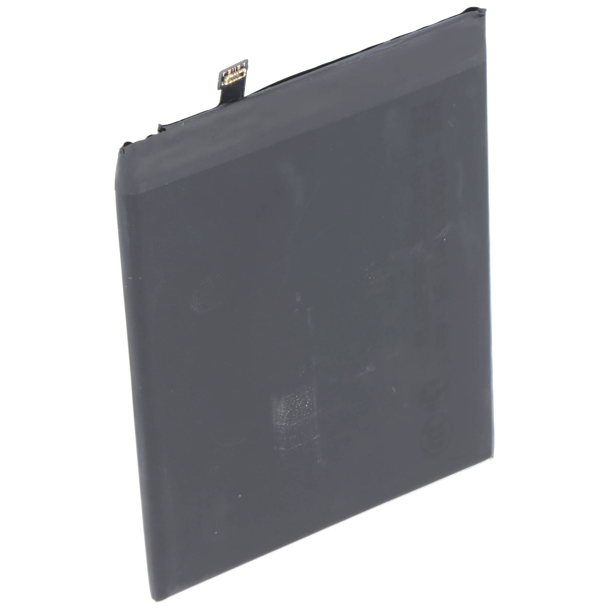 Schwarze rechteckige Batteriebeutel mit einer kleinen Anschlusslasche oben, gezeigt auf einem einfachen weißen Hintergrund.