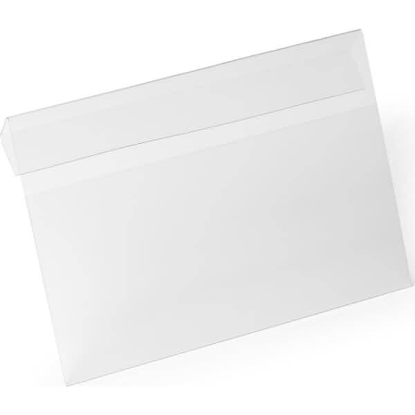 Weißer leerer Umschlag mit Klappe, leicht angewinkelt auf neutralem Hintergrund dargestellt.
