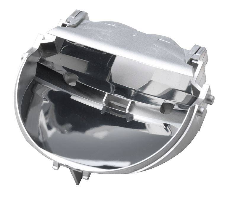 Nahaufnahme eines glänzenden metallischen Reflektorgehäuses für Kfz-Scheinwerfer mit Befestigungslaschen, dargestellt auf weißem Hintergrund.