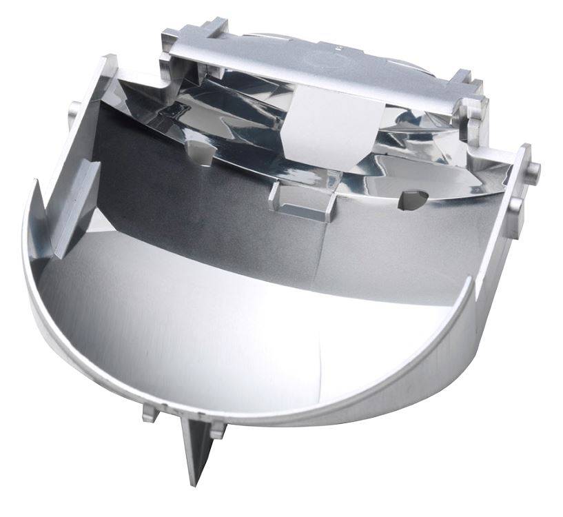 Nahaufnahme einer glänzenden silbernen Metallgehäuse oder Reflektorkomponente mit gekrümmter Schale und internen Befestigungsteilen auf weißem Hintergrund.