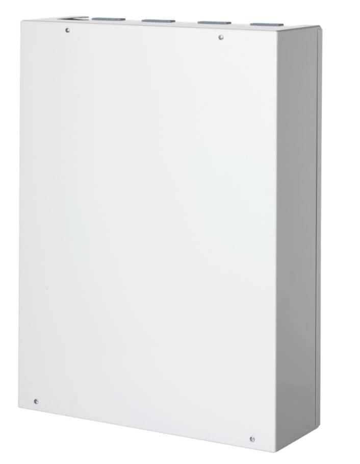 Weißer Metallwandschrank oder elektrisches Gehäuse in Vorderansicht auf weißem Hintergrund.