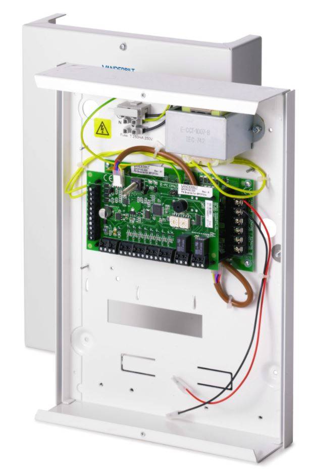 Offenes Elektrosteuerpanel mit freiliegender Leiterplatte, Verdrahtung und Transformator in einem Metallschrank.