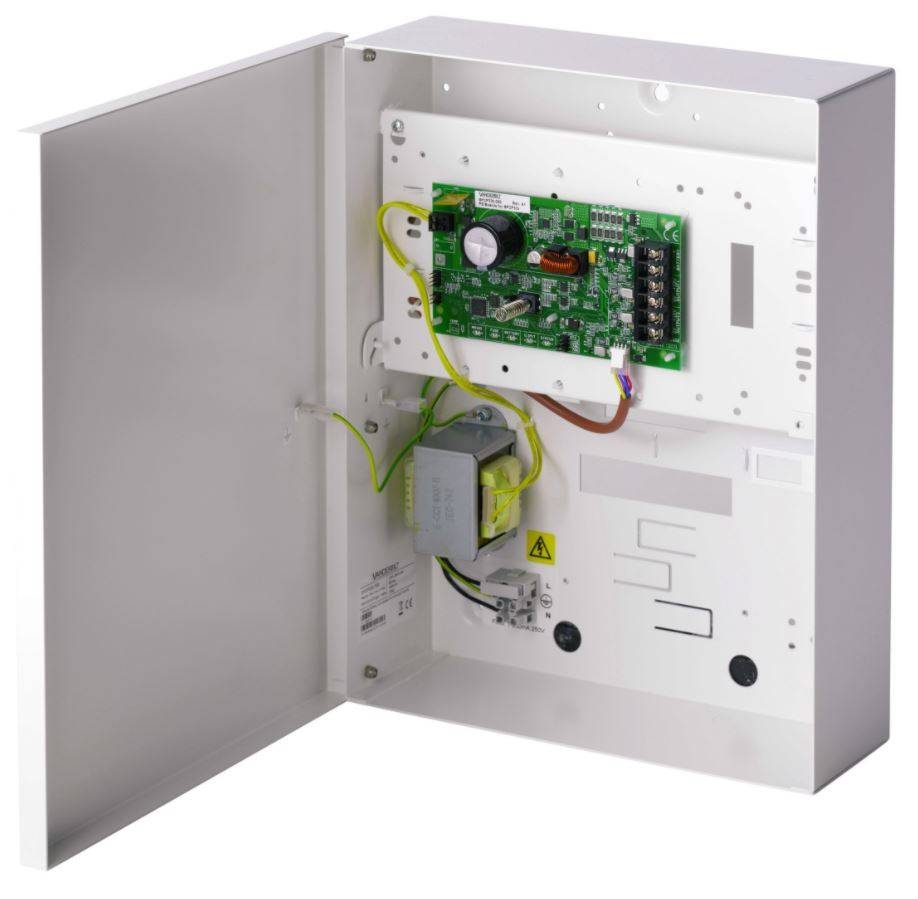 Offenes Elektroschaltschrank mit freiliegender grüner Leiterplatte, Verdrahtung und montierten Komponenten in einem Metallgehäuse.