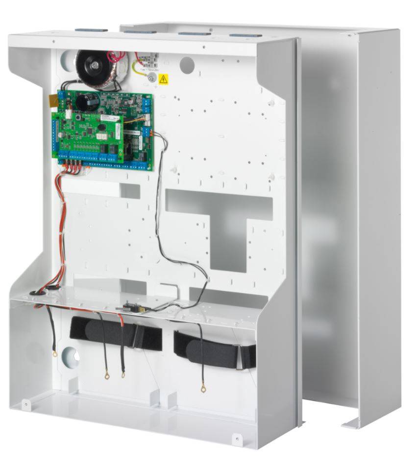 Offener Metallsteuerkasten mit freiliegter Leiterplatte, Verkabelung und Warnschild, mit entferntem Frontpanel dargestellt.