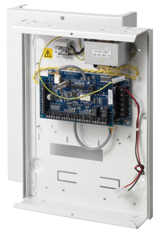 Offener weißer Metallkontrollschrank mit freiliegender elektronischer Leiterplatte, Verkabelung und Transformator im Inneren.