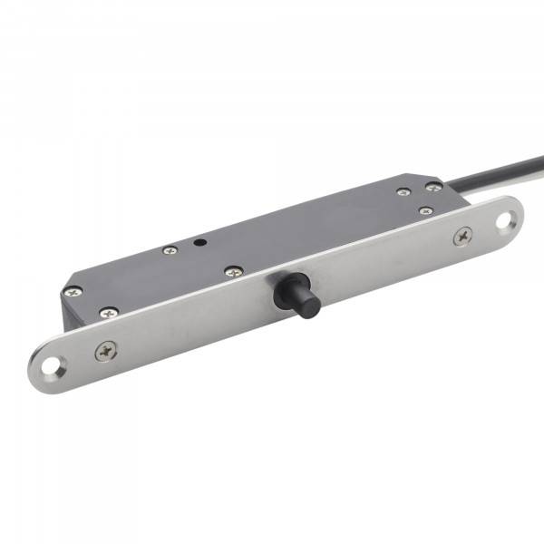 Rechteckiger Metalltürsensor mit vorstehender schwarzer Stange und Befestigungslöchern, dargestellt mit angeschlossenem Kabel.