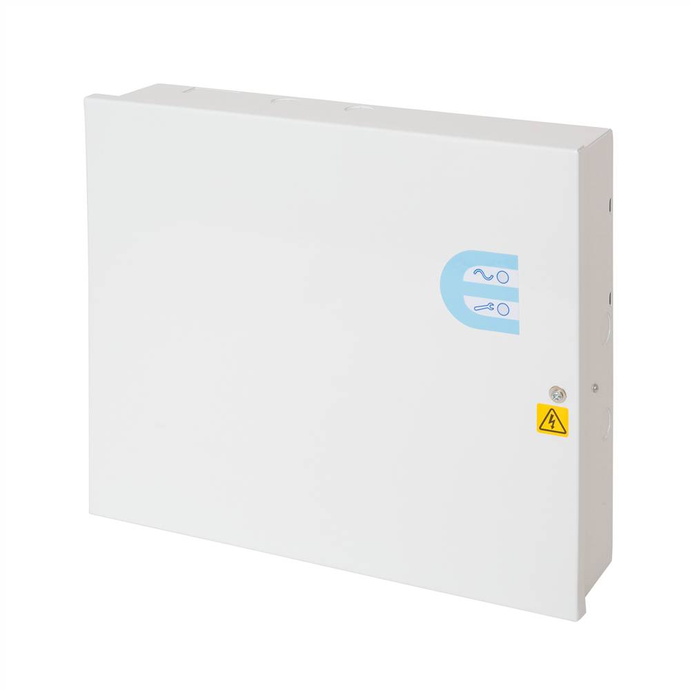 Weiß lackierter elektrischer Schaltschrank mit einem kleinen blauen Anzeigefeld und einem gelben Hochspannungswarnschild auf der Vorderseite.
