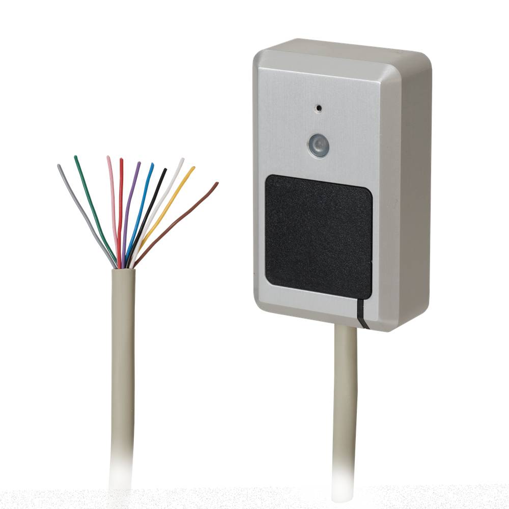 Elektrisches Kabel mit freiliegenden farbigen Drähten neben einem kleinen wandmontiertem Gerät oder Sensoregehäuse auf schwarzem Hintergrund.