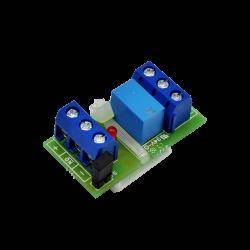 Kleines elektronisches Relaismodul auf einer grünen Leiterplatte mit blauen Schraubenklemmen, einem blauen Relaisblock und einer roten Anzeigeleuchtdiode.