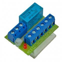 Blaues Takamisawa-Relaismodul mit Schraubklemmen, einer roten LED und einem Steckblock.