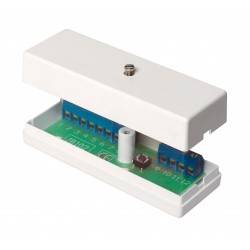 Offenes weißes Kunststoff-Elektronik-Sensor-Gehäuse mit einer grünen Leiterplatte und blauen Klemmleisten im Inneren, teilweise geöffnet auf weißem Hintergrund dargestellt.