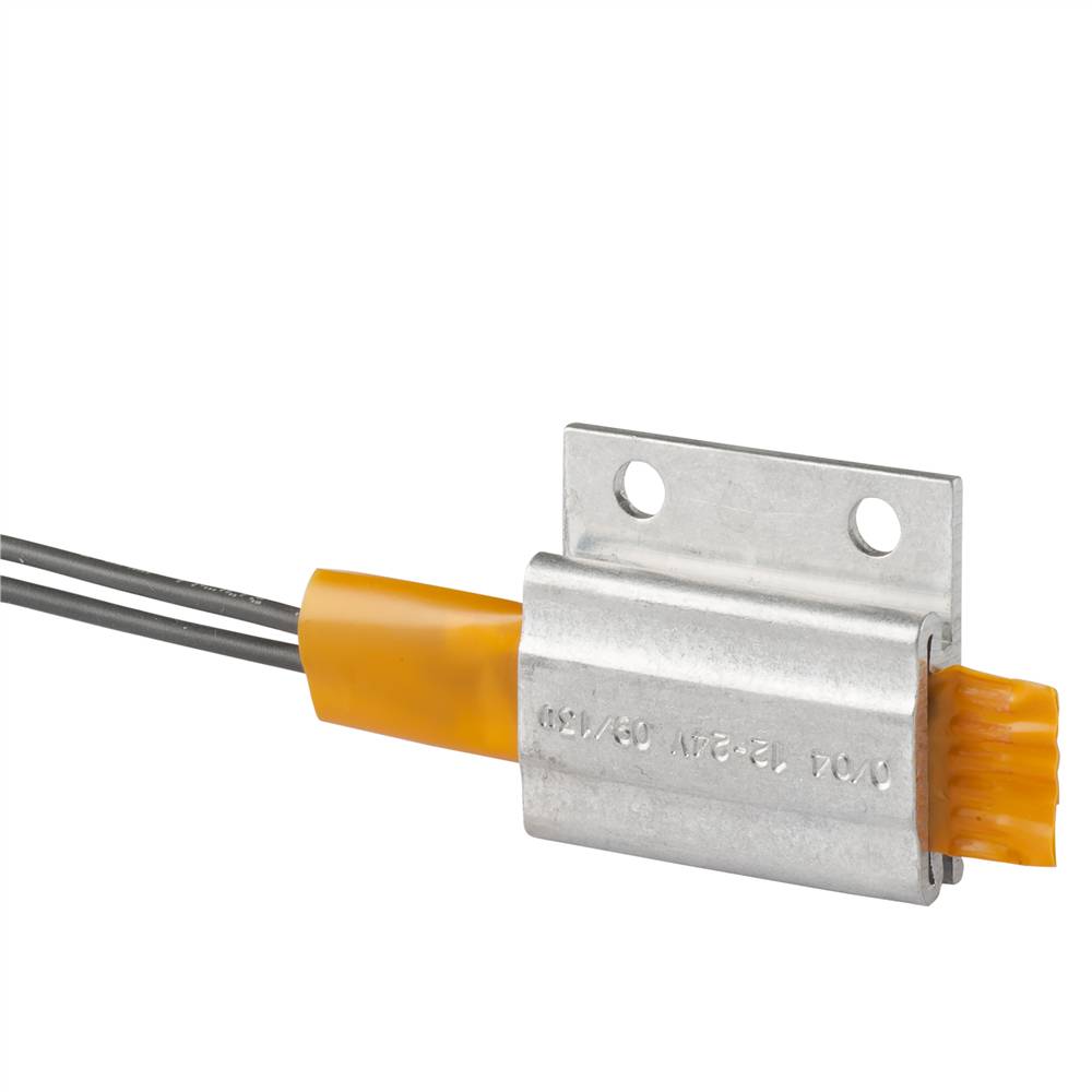 Metallische Kabelschelle mit Befestigungslöchern, die zwei schwarze Drähte und einen gelb isolierten Abschnitt gegen einen weißen Hintergrund sichert.