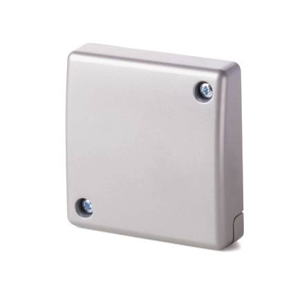 Ein kleines silbernes Metall-Elektroverteilerdosendeckel mit zwei sichtbaren Schrauben, isoliert auf weißem Hintergrund dargestellt.