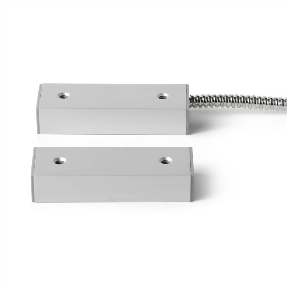 Zwei metallische magnetische Türsensoren auf weißem Hintergrund, einer mit einem aufgewickelten Draht verbunden.