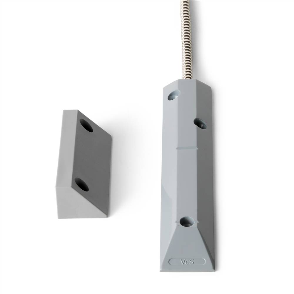 Zwei graue Metallmontageteile auf weißem Hintergrund, eines an einem Federkabel befestigt, getrennt dargestellt, um einen zweiteiligen Hardware-Stecker zu zeigen.