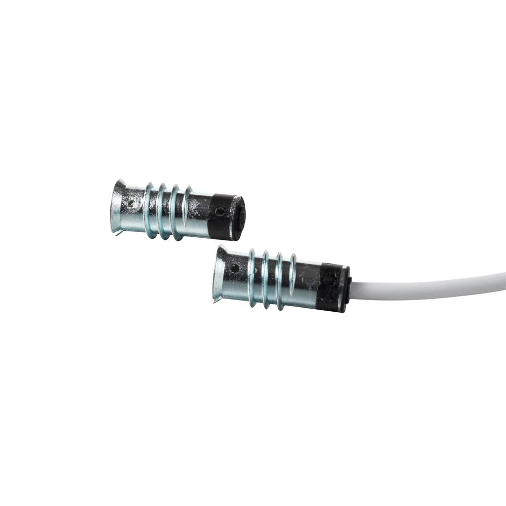Zwei Metallkoaxialkabelstecker, einer an einem weißen Kabel angebracht und einer nicht angeschlossen, vor einem einfachen weißen Hintergrund gezeigt.