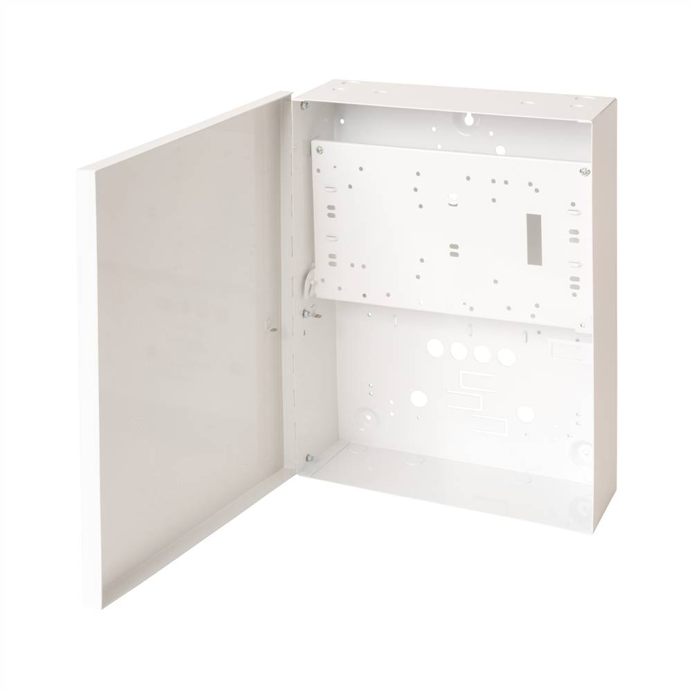 Offener beiger Metallschaltschrank mit Schwenktür und Montageplatte, leer auf weißem Hintergrund dargestellt.