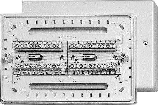 Weißes, wandmontiertes elektrisches Steuerpaneel mit zwei Relaismodulen und beschrifteten Schraubklemmen in einem rechteckigen Gehäuse