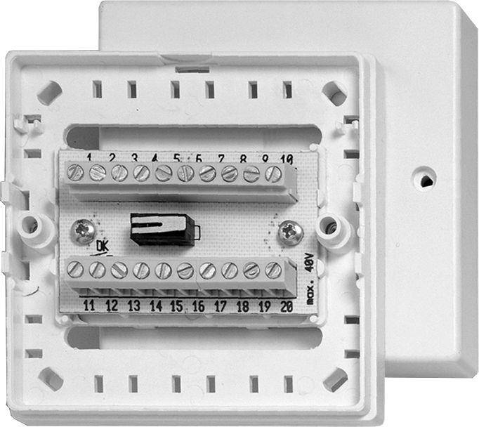Wandmontierter elektrischer Thermostat-Klemmleistenblock mit nummerierten Schraubklemmen 1–20 und einem zentralen Schalter auf einer weißen Kunststoffbasis.