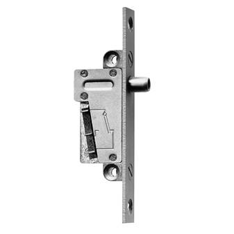 Nahaufnahme eines Metalltürverriegelungsmechanismus mit einem vorstehenden Riegel, dargestellt auf einem einfachen weißen Hintergrund.