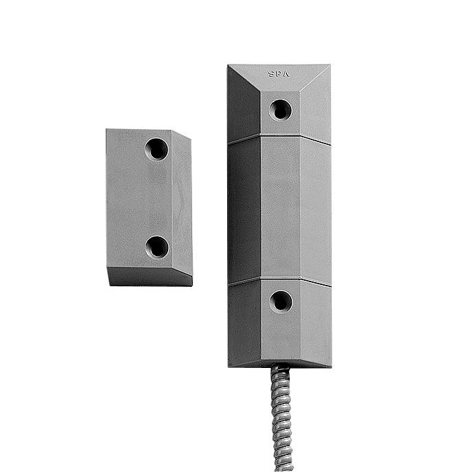 Zwei graue Metallhardware-Teile mit gebohrten Löchern, ein großes gewindeähnliches Einsatzteil und ein kleinerer Block, auf weißem Hintergrund dargestellt.