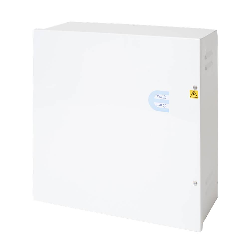 Weißer wandmontierter elektrischer Schrank oder Gehäuse mit Warnaufkleber und kleinem blauem Etikett auf der Tür.
