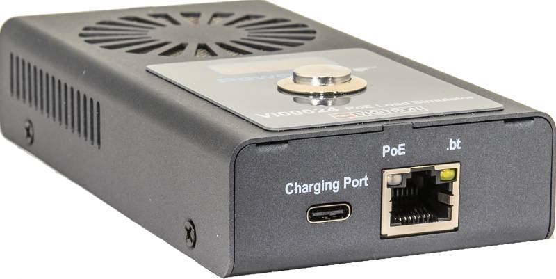 Schwarzer PoE-Injektor/Gerät in Perspektivansicht, mit beschrifteter USB-C-„Ladeanschluss