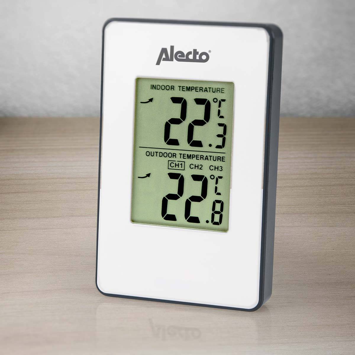 Alecto Digitalthermometer zeigt Innentemperatur von 22,3°C und Außentemperatur von 22,8°C auf einer Tischoberfläche an.