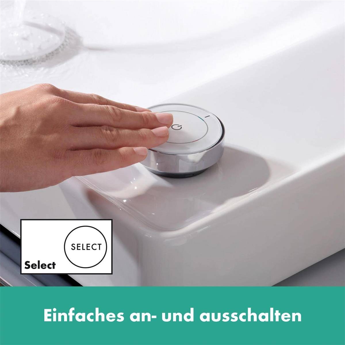 Hand drückt einen runden Tastknopf auf einer weißen Vorrichtung, mit dem Text 
