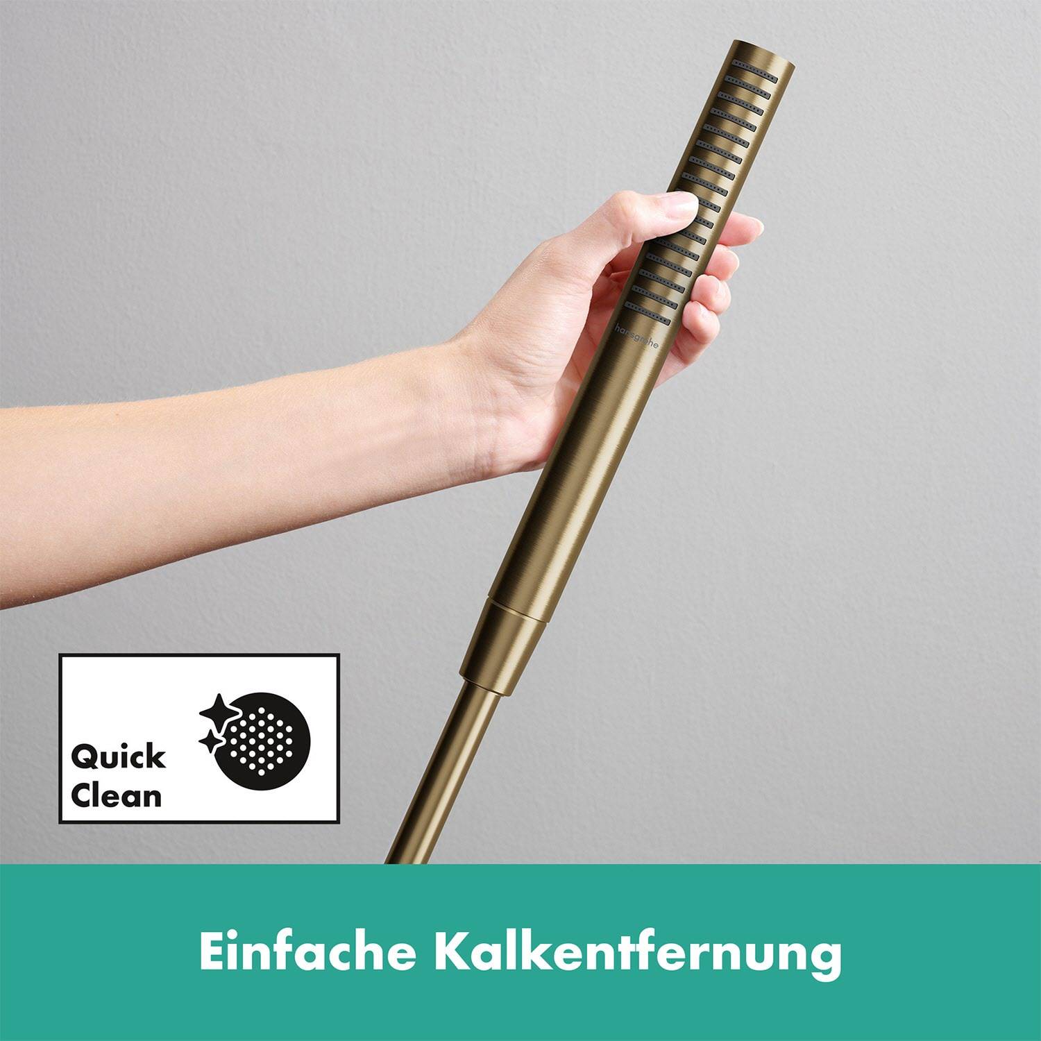 Hand hält ein messingfarbenes, duschkopfähnliches Reinigungswerkzeug; Text sagt „Quick Clean