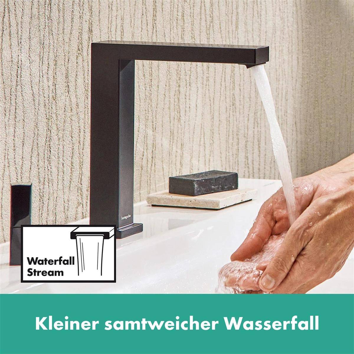 Moderner schwarzer Wasserfall-Badezimmerhahn, der in ein Waschbecken läuft, während Hände gewaschen werden; Text lautet „Kleiner samtweicher Wasserfall