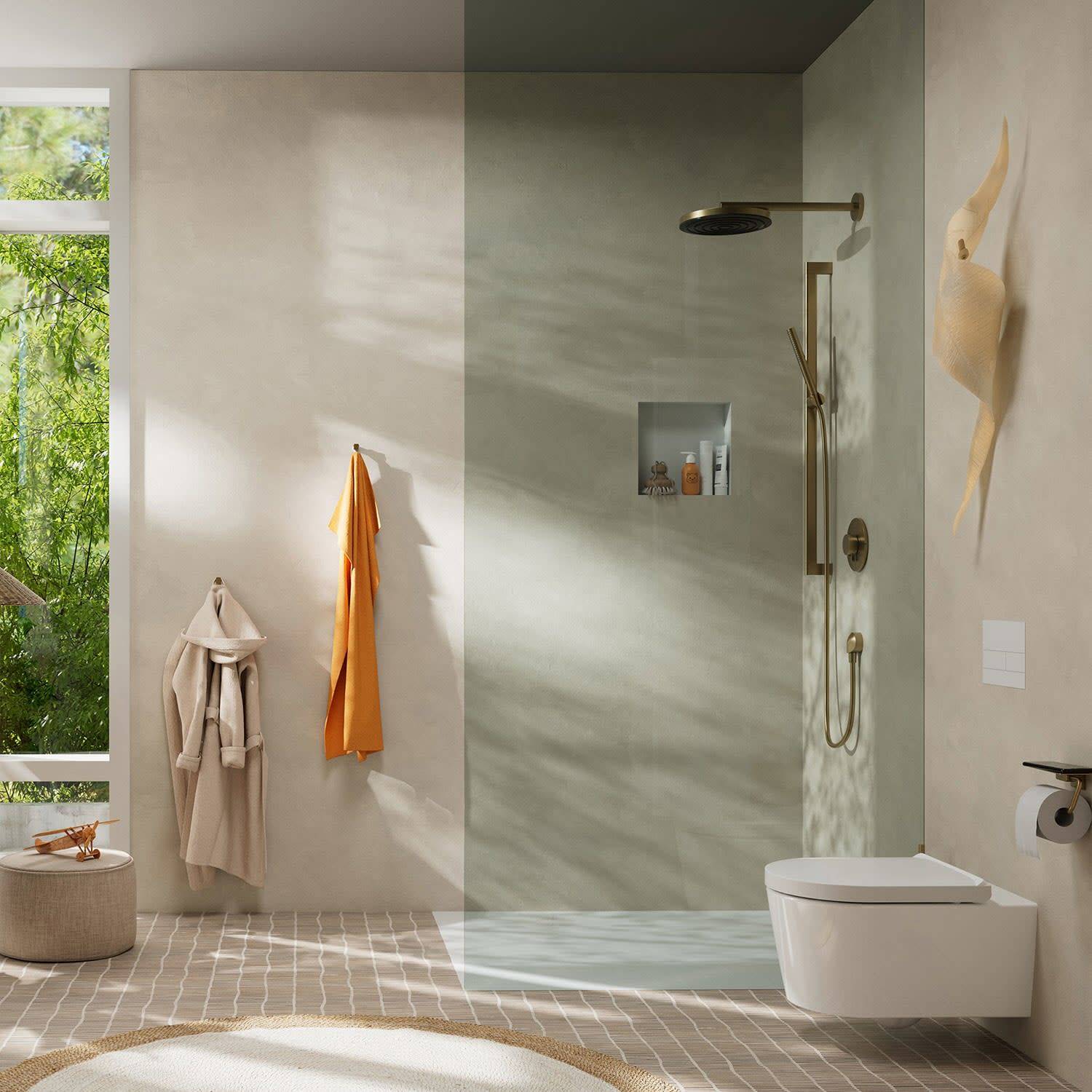 Modernes Spa-ähnliches Badezimmer mit begehbarer Dusche, wandmontierter Toilette, hängenden Handtüchern und einem großen Fenster mit Blick auf Grünflächen.