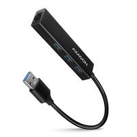 Schwarzer USB-Hub-Adapter mit einem USB-A-Stecker und drei blauen USB-Anschlüssen, dargestellt mit einem kurzen Kabel auf weißem Hintergrund.
