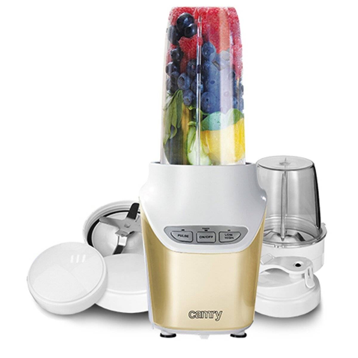 Ein gold- und weißer Mixer mit einem klaren Behälter gefüllt mit geschichteten Obst und Gemüse, einschließlich Erdbeeren, Bananen und Blaubeeren.