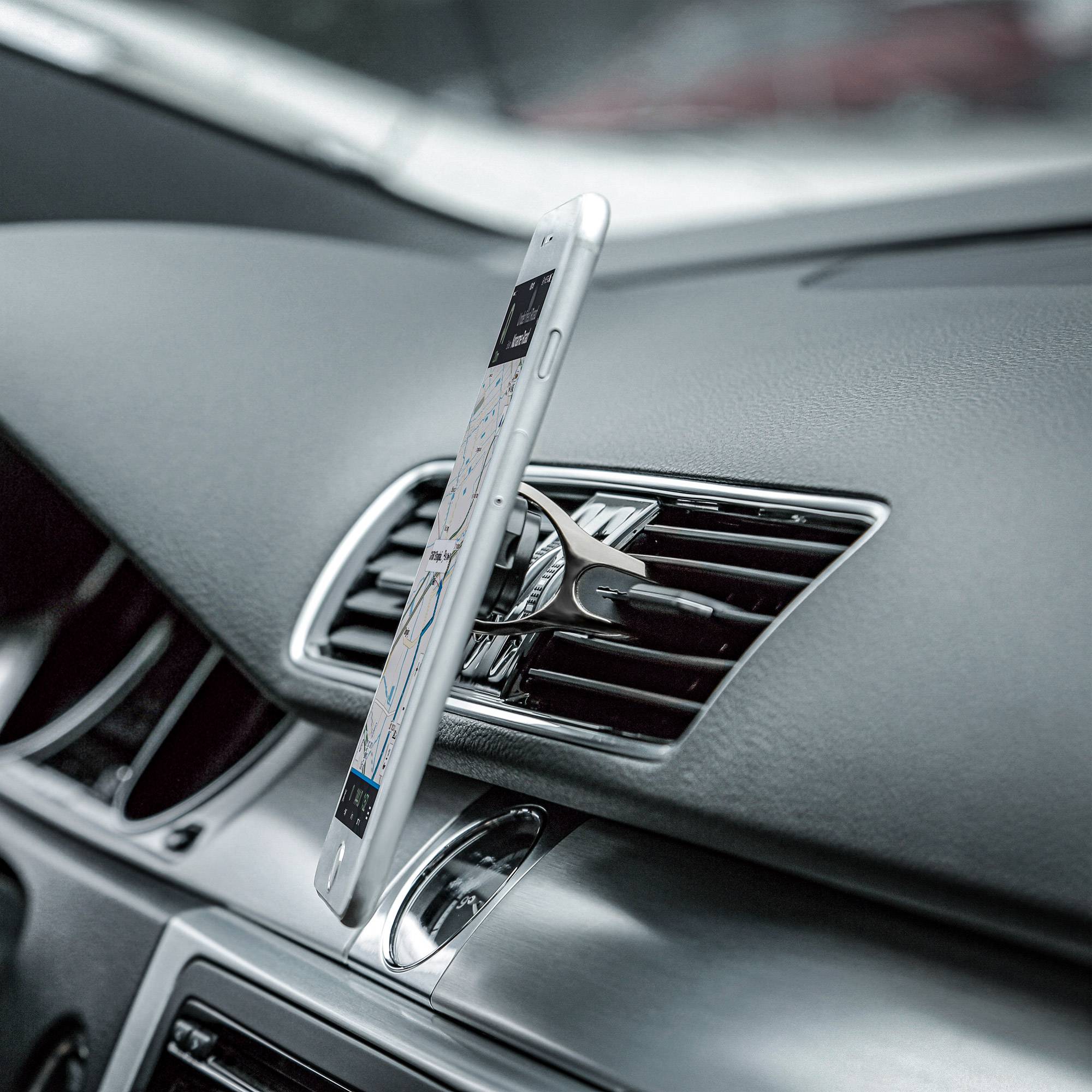 Smartphone vertikal an einem Auto-Armaturenbrett-Lüftungsgitter montiert, das die Verwendung einer In-Dash-Handyhalterung für freihändiges Fahren zeigt.