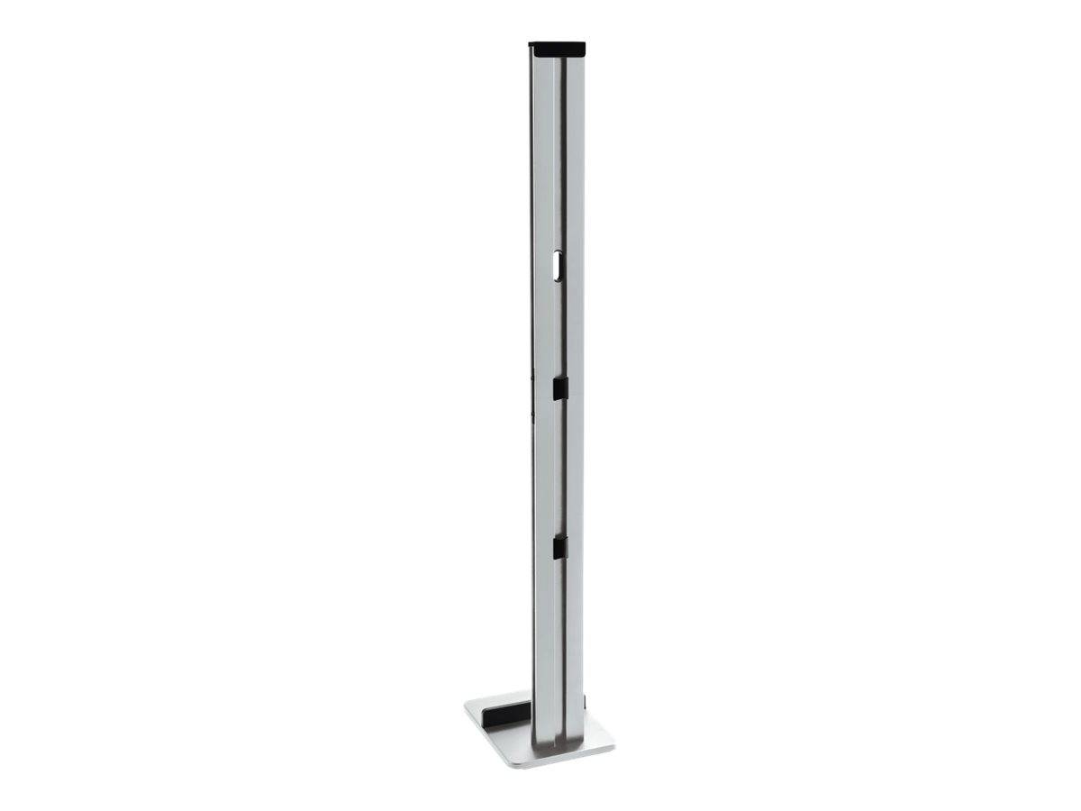 Hoher grauer Metallpfosten oder -mast auf quadratischer Basis, isoliert auf weißem Hintergrund dargestellt.