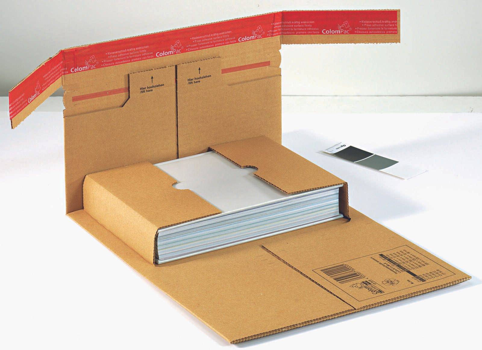 Wellpappe-Versandkarton mit schützenden ausklappbaren Laschen und einem Buch oder Stapel Papiere im Inneren, geöffnet auf weißem Hintergrund dargestellt.
