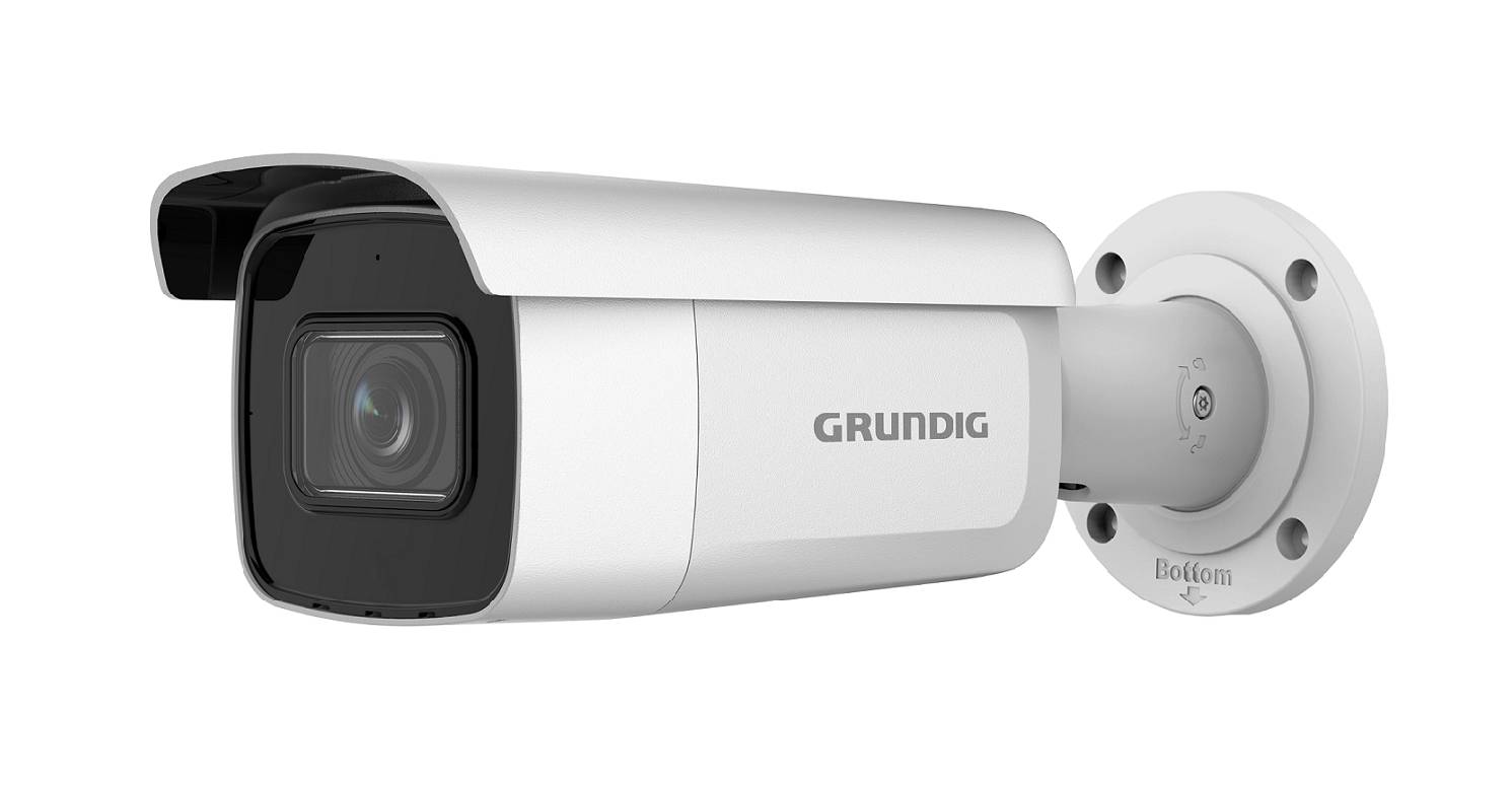 Eine weiße Grundig-Kugelüberwachungskamera auf einer Wandhalterung montiert, in Seitenansicht gezeigt.