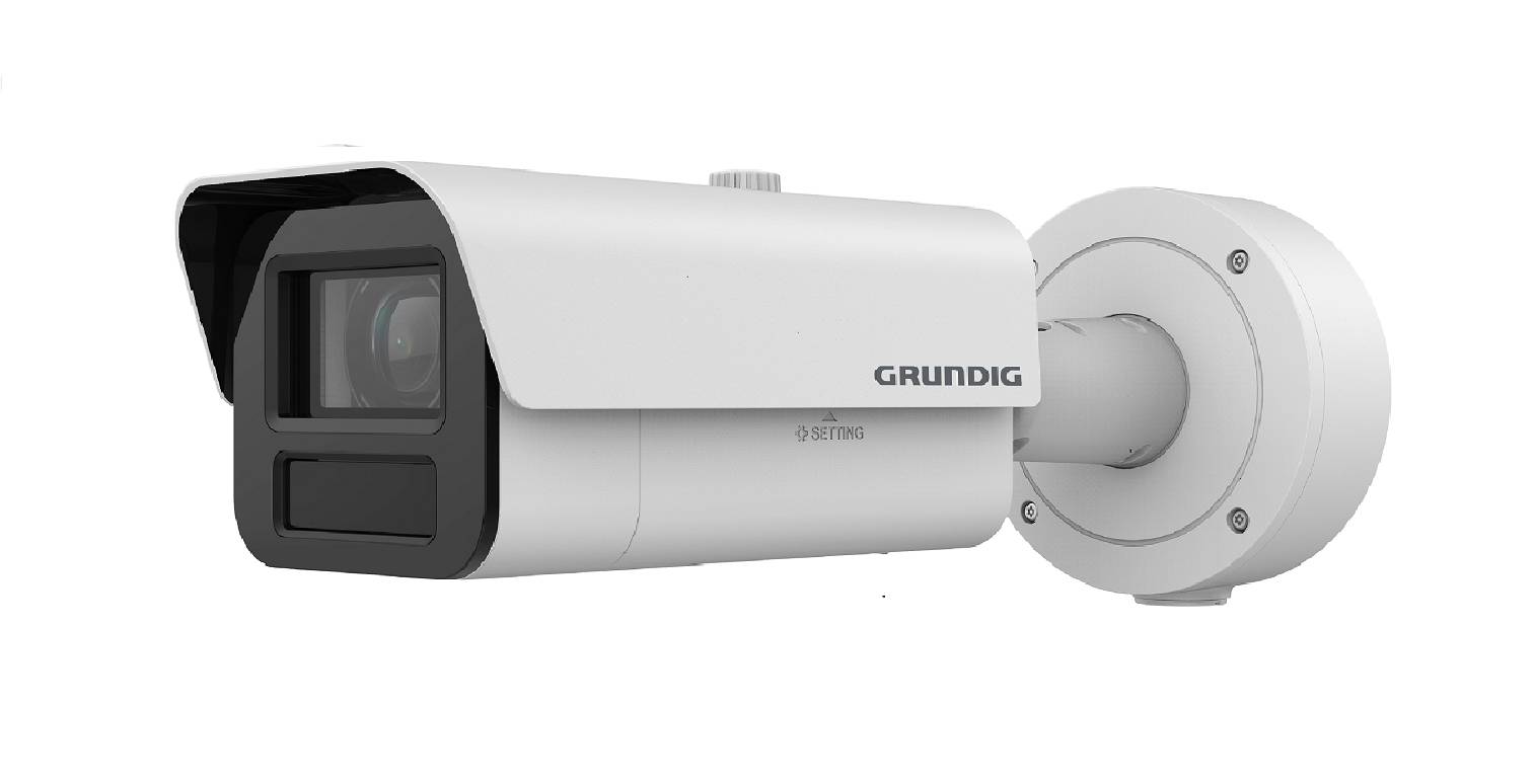 Weiße Grundig-Sicherheitskamera auf einer runden Wandhalterung montiert, in Seitenansicht vor einem neutralen Hintergrund dargestellt.