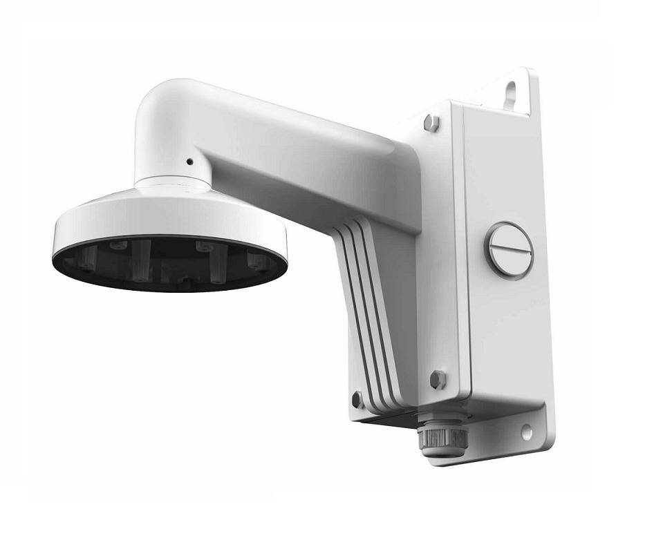 Wandmontierte weiße Sicherheitskamera-Halterung mit verstellbarem Arm, für den Außeneinsatz konzipiert, mit angebrachter Grundplatte und Befestigungsmaterial.