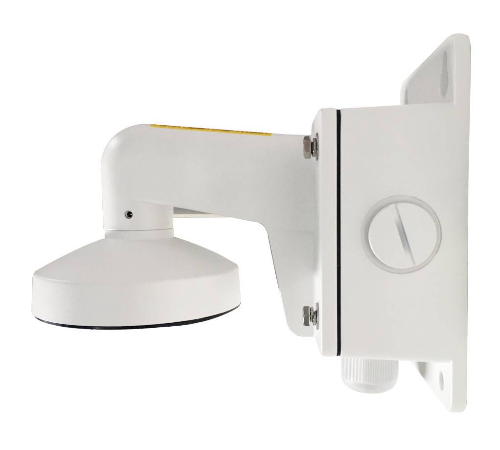 Eine weiße, wandmontierte Sicherheitskamera mit einer Kuppelgehäuse, an einem Halterungsbügel befestigt, geeignet für Innen- und Außenüberwachung.