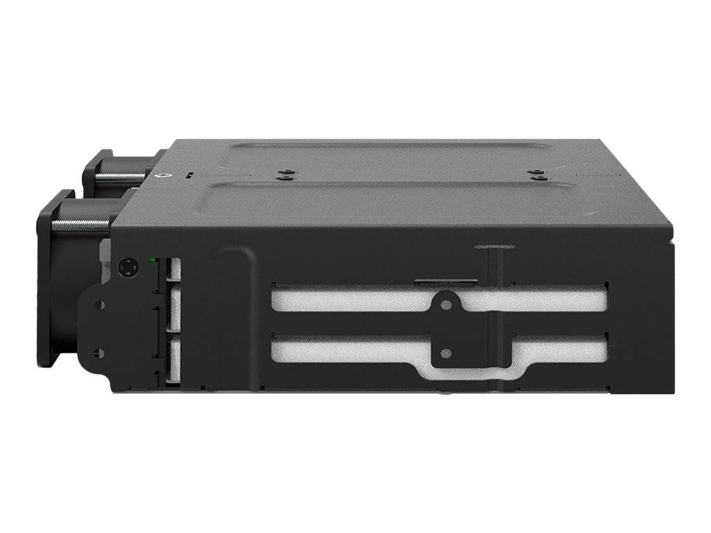 Schwarzes elektronisches Gerätemoduls mit seitlichen Belüftungsschlitzen und Montageklammern, dargestellt auf weißem Hintergrund.