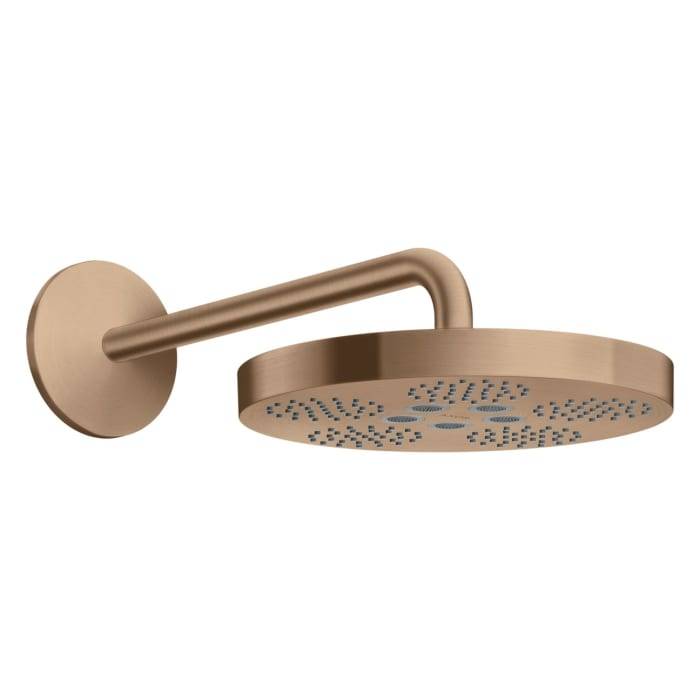 Gebürsteter bronze runder wandmontierter Regenduschkopf mit gebogenem Arm auf weißem Hintergrund.
